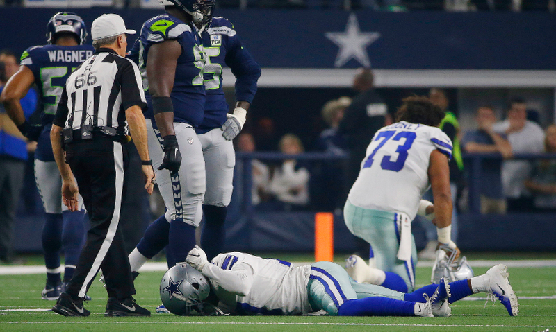 Illustration for article titled Cowboys WR Allen Hurns Leaves Game On Stretcher After Gruesome Leg Injury